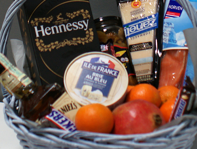 Basket with brandy and whiskey No. 1 photo